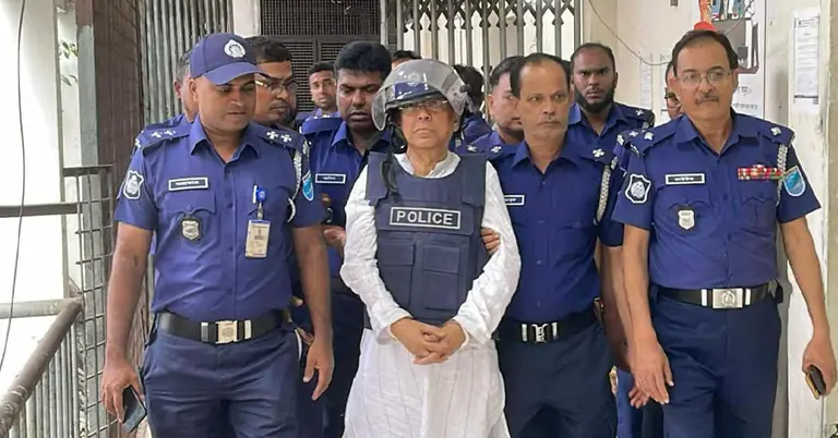 পুলিশি নিরাপত্তায় আদালত প্রাঙ্গণে সাবেক আইনমন্ত্রী আনিসুল হক
